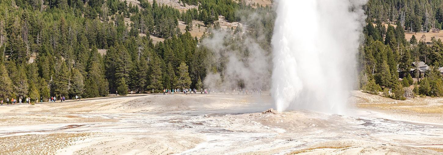 黄石国家公园的老忠实火山喷发